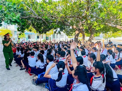 Học sinh lắng nghe chương trình tuyên truyền