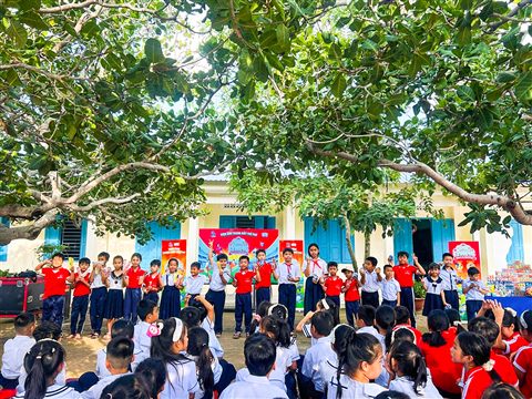 Sinh hoạt tập thể dưới tán cây xanh