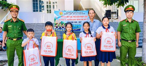 Trao quà trong chương trình tuyên truyền an toàn giao thông