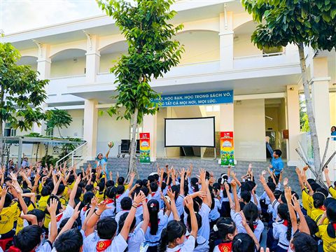 Các em giơ tay tham gia giao lưu