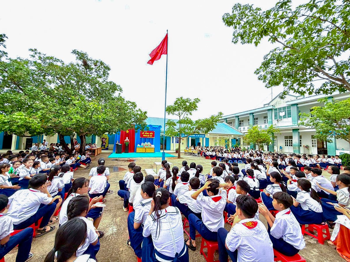Toàn trường chào cờ dưới tán cây xanh