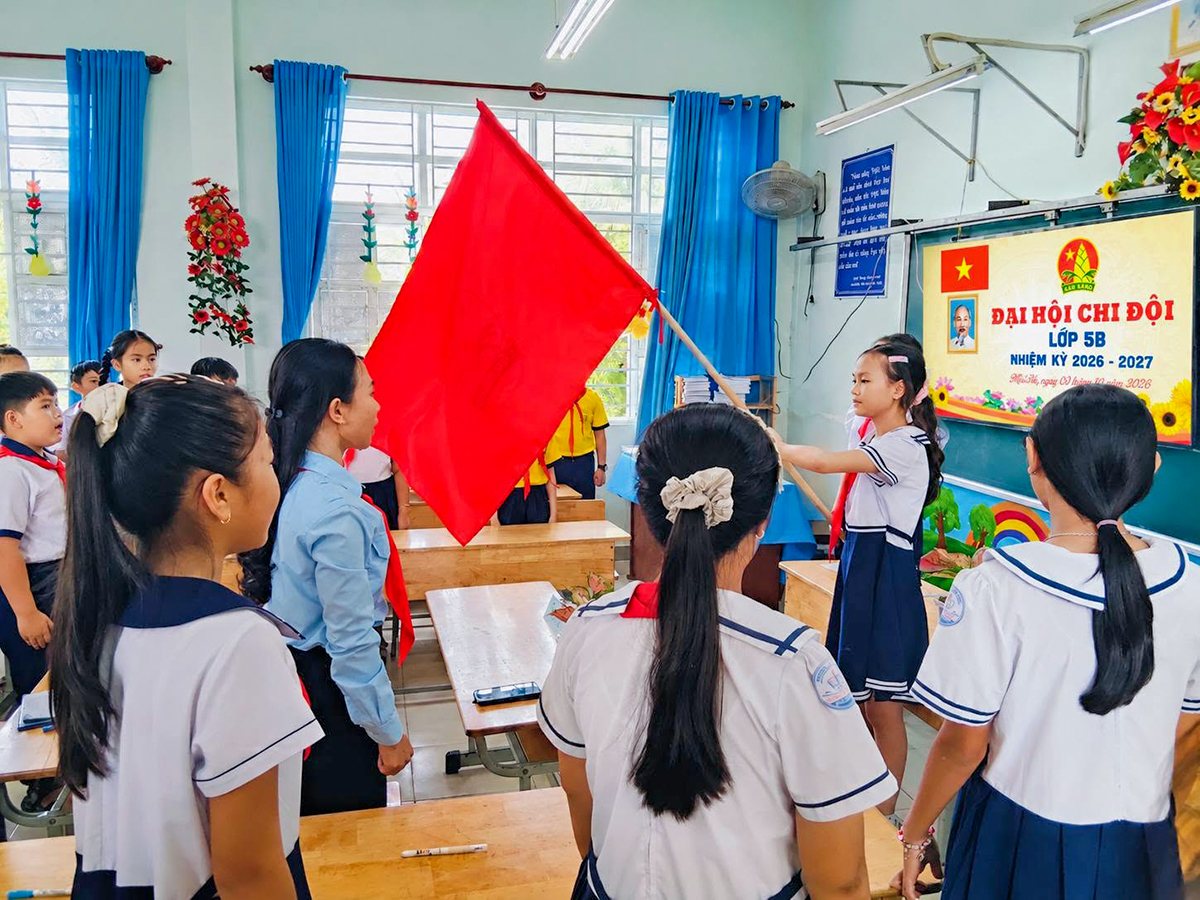 Đại hội chi đội: chào cờ Đội và bỏ phiếu bầu Ban chỉ huy
